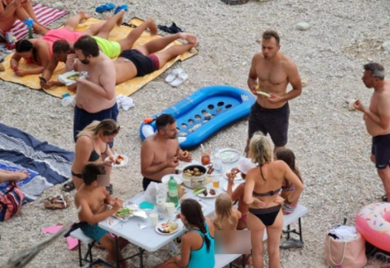 Na plaži kod Makarske postavili stol za ručak, ponijeli i lonac - Na plaži kod Makarske postavili stol za ručak, ponijeli i lonac